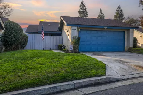 2425 S Meadowbrook Ct, Visalia, CA 93292