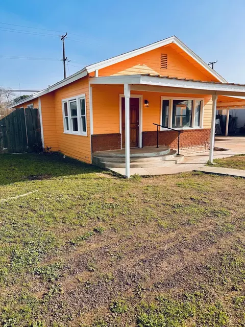 366 N Palm St, Woodlake, CA 93286