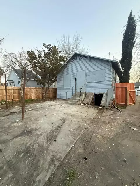 Exterior - 228 E Ivy St, Hanford, CA 93230 photo 4 of 7