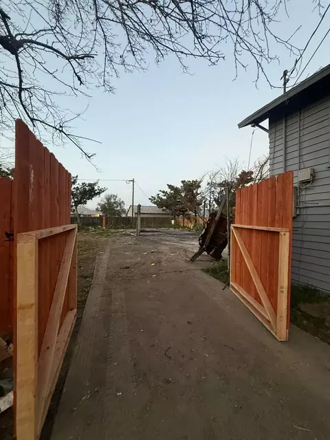 Exterior - 228 E Ivy St, Hanford, CA 93230 photo 5 of 7