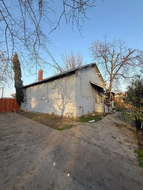 Exterior - 228 E Ivy St, Hanford, CA 93230 photo 3 of 7