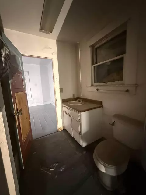 Bath - 228 E Ivy St, Hanford, CA 93230 photo 2 of 3