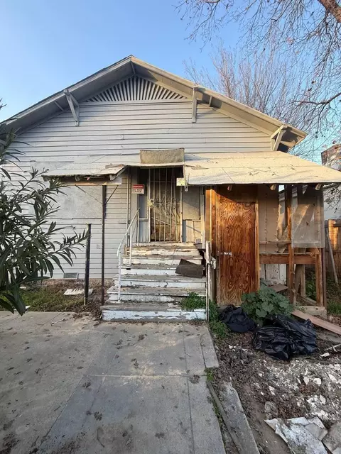 228 E Ivy St, Hanford, CA 93230