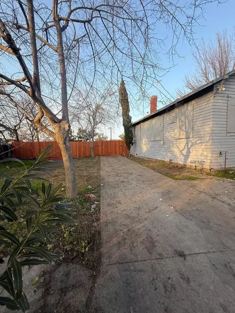 Exterior - 228 E Ivy St, Hanford, CA 93230 photo 2 of 7