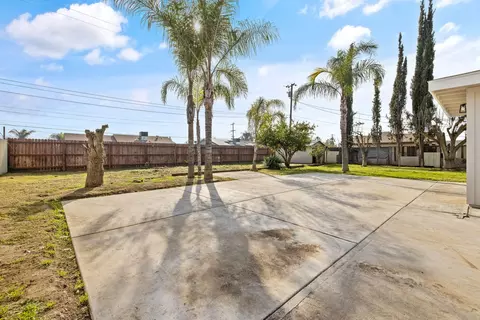Exterior - 2072 E Olive Way, Dinuba, CA 93618 photo 4 of 8