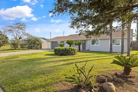 Exterior - 2072 E Olive Way, Dinuba, CA 93618 photo 7 of 8