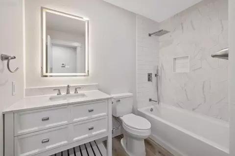 Bath - 2072 E Olive Way, Dinuba, CA 93618 photo 1 of 2