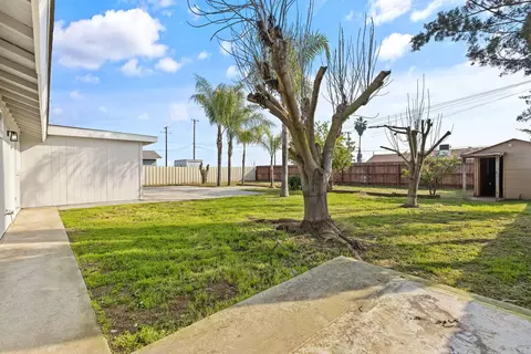 Exterior - 2072 E Olive Way, Dinuba, CA 93618 photo 6 of 8