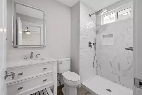 Bath - 2072 E Olive Way, Dinuba, CA 93618 photo 2 of 2