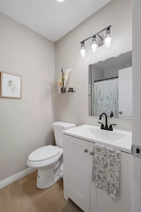 Bath - 1021 Stanley Ave, Corcoran, CA 93212 photo 1 of 4