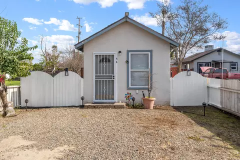 448 S Palm St, Woodlake, CA 93286
