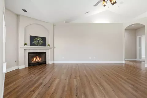 Living - 609 Rolling Hills St, Exeter, CA 93221 photo 5 of 7