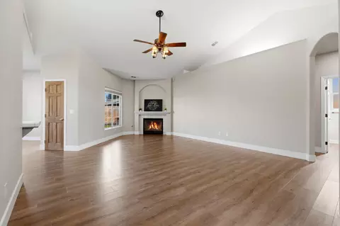 Living - 609 Rolling Hills St, Exeter, CA 93221 photo 2 of 7