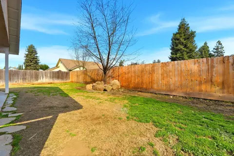 Exterior - 609 Rolling Hills St, Exeter, CA 93221 photo 7 of 9