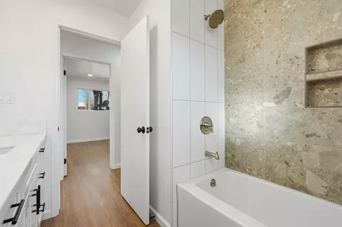 Bath - 109 Whittier Ct, Exeter, CA 93221 photo 2 of 5