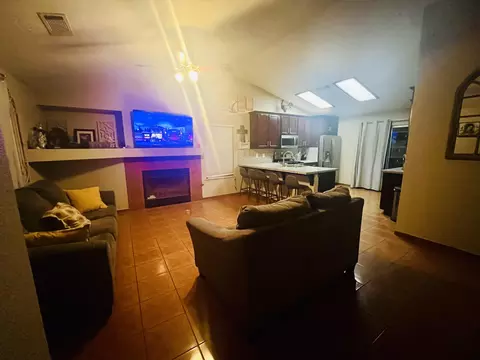 925 W Petunia St, Farmersville, CA 93223