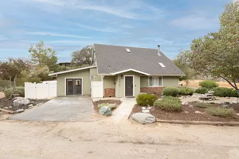 Exterior - 44762 Hammond Dr, Three Rivers, CA 93271 photo 2 of 16