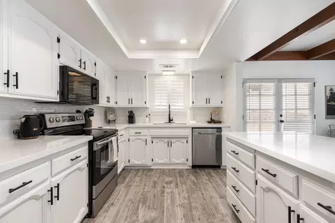 Kitchen - 44762 Hammond Dr, Three Rivers, CA 93271 photo 3 of 11