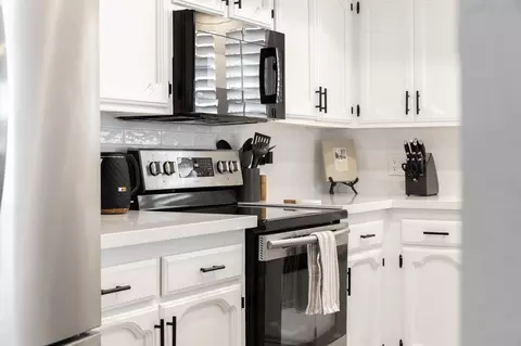 Kitchen - 44762 Hammond Dr, Three Rivers, CA 93271 photo 7 of 11
