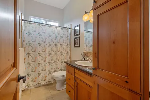 Bath - 729 St Thomas Ct, Exeter, CA 93221 photo 1 of 8