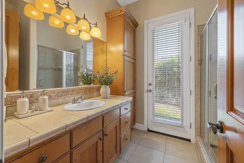 Bath - 729 St Thomas Ct, Exeter, CA 93221 photo 7 of 8