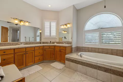 Bath - 729 St Thomas Ct, Exeter, CA 93221 photo 3 of 8