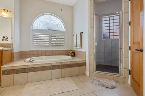 Bath - 729 St Thomas Ct, Exeter, CA 93221 photo 6 of 8