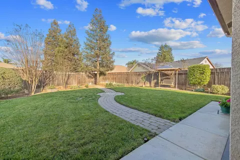 Exterior - 729 St Thomas Ct, Exeter, CA 93221 photo 8 of 19
