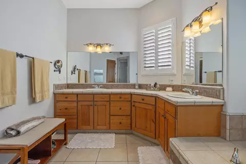Bath - 729 St Thomas Ct, Exeter, CA 93221 photo 4 of 8