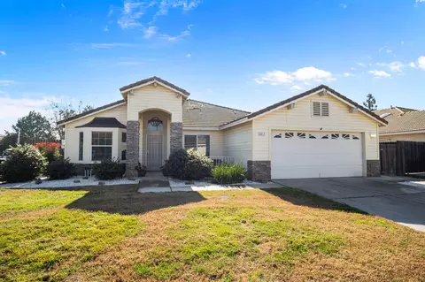 2417 E Omaha Ave, Fresno, CA 93720