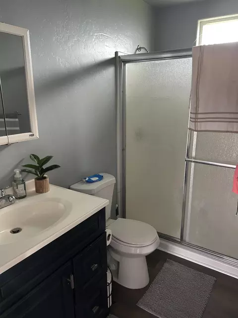 Bath - 2703 E Goshen Ave, Visalia, CA 93292 photo 1 of 1