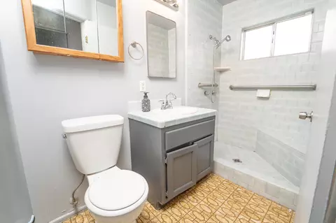 Bath - 710 E Cedar St, Exeter, CA 93221 photo 2 of 2