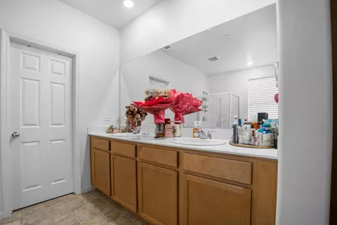 Bath - 3142 E Seeger Ave, Visalia, CA 93277 photo 2 of 2