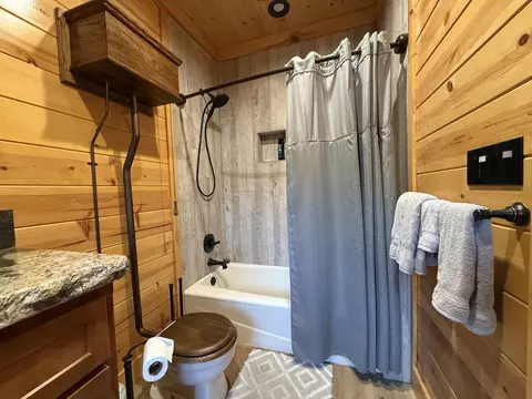 Bath - 44931 N N Frk, Three Rivers, CA 93271 photo 2 of 7