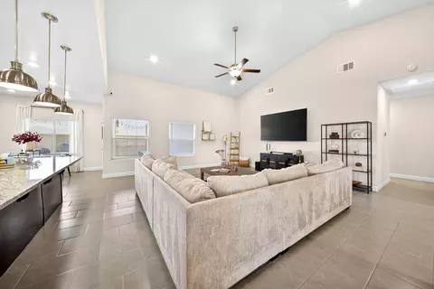 Entry Way - 1727 Softwind Dr, Tulare, CA 93274 photo 4 of 14