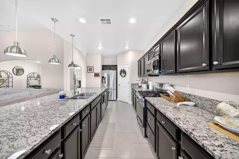 Entry Way - 1727 Softwind Dr, Tulare, CA 93274 photo 9 of 14