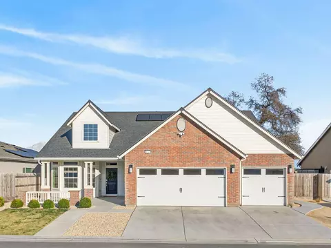 1727 Softwind Dr, Tulare, CA 93274