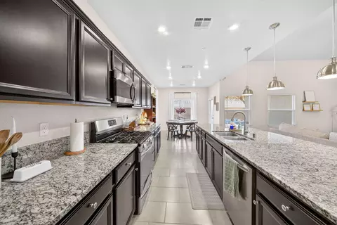 Entry Way - 1727 Softwind Dr, Tulare, CA 93274 photo 7 of 14