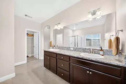 Entry Way - 1727 Softwind Dr, Tulare, CA 93274 photo 11 of 14