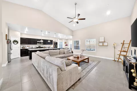 Entry Way - 1727 Softwind Dr, Tulare, CA 93274 photo 5 of 14
