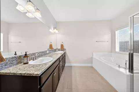 Bath - 1727 Softwind Dr, Tulare, CA 93274 photo 3 of 4