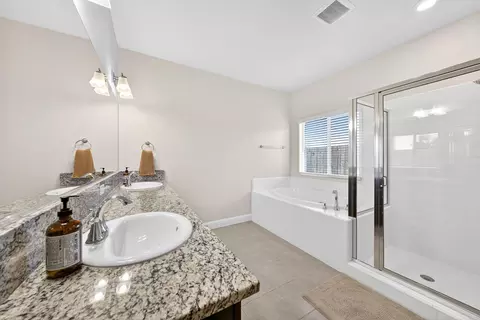 Bath - 1727 Softwind Dr, Tulare, CA 93274 photo 1 of 4