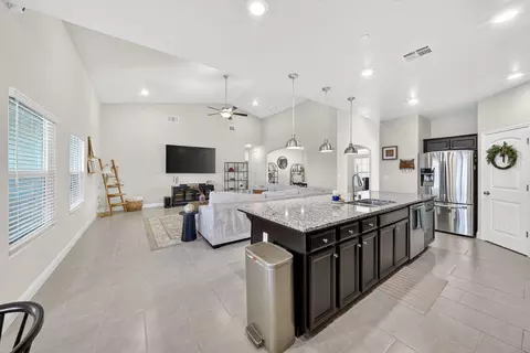 Entry Way - 1727 Softwind Dr, Tulare, CA 93274 photo 8 of 14