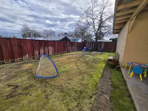 Exterior - 2222-2224 11th St, Reedley, CA 93654 photo 8 of 10