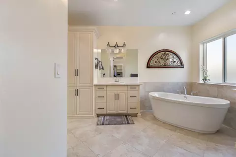 Bath - 3108 E Beech Ct, Visalia, CA 93292 photo 4 of 8