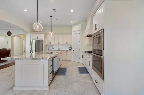 Kitchen - 3108 E Beech Ct, Visalia, CA 93292 photo 7 of 9