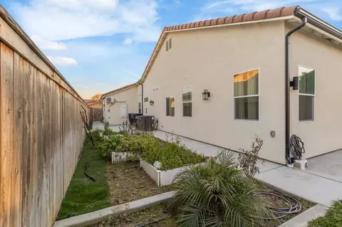 Exterior - 3108 E Beech Ct, Visalia, CA 93292 photo 10 of 12