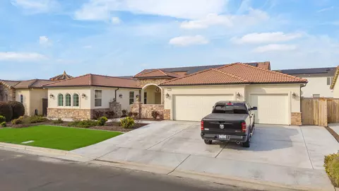 Exterior - 3108 E Beech Ct, Visalia, CA 93292 photo 4 of 12