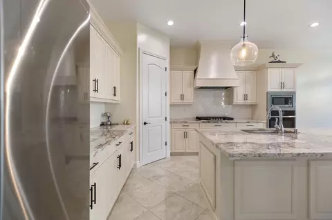 Kitchen - 3108 E Beech Ct, Visalia, CA 93292 photo 9 of 9