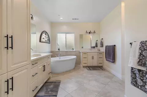 Bath - 3108 E Beech Ct, Visalia, CA 93292 photo 2 of 8